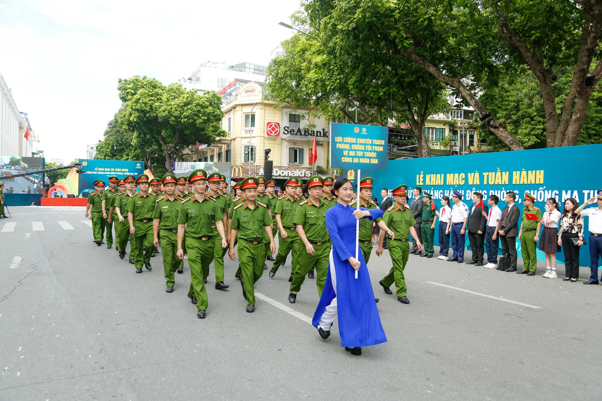 Gần 2000 người tham gia lễ tuần hành hưởng ứng Tháng hành động phòng, chống ma túy - Ảnh 3.