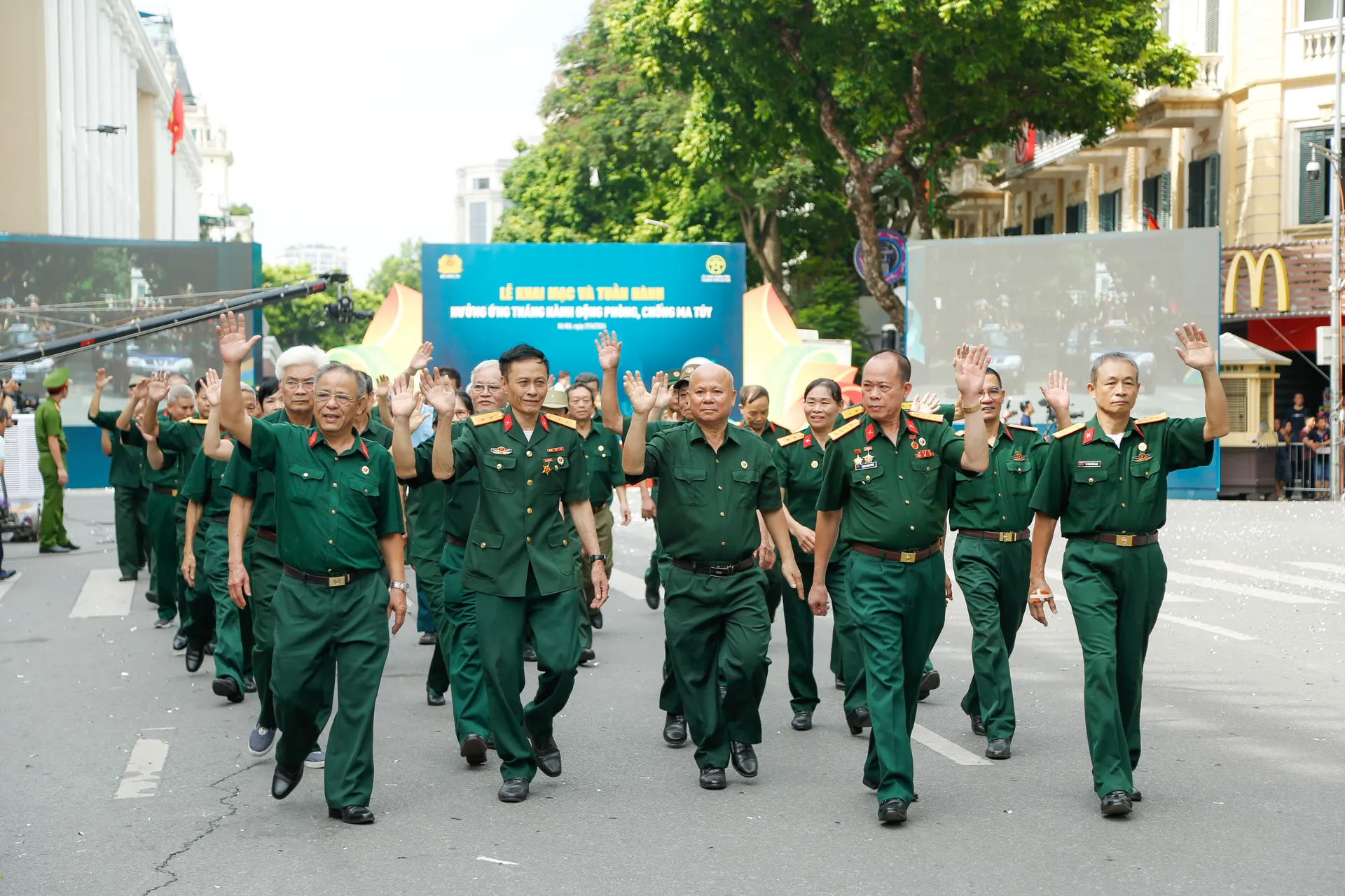 Gần 2000 người tham gia lễ tuần hành hưởng ứng Tháng hành động phòng, chống ma túy - Ảnh 12.