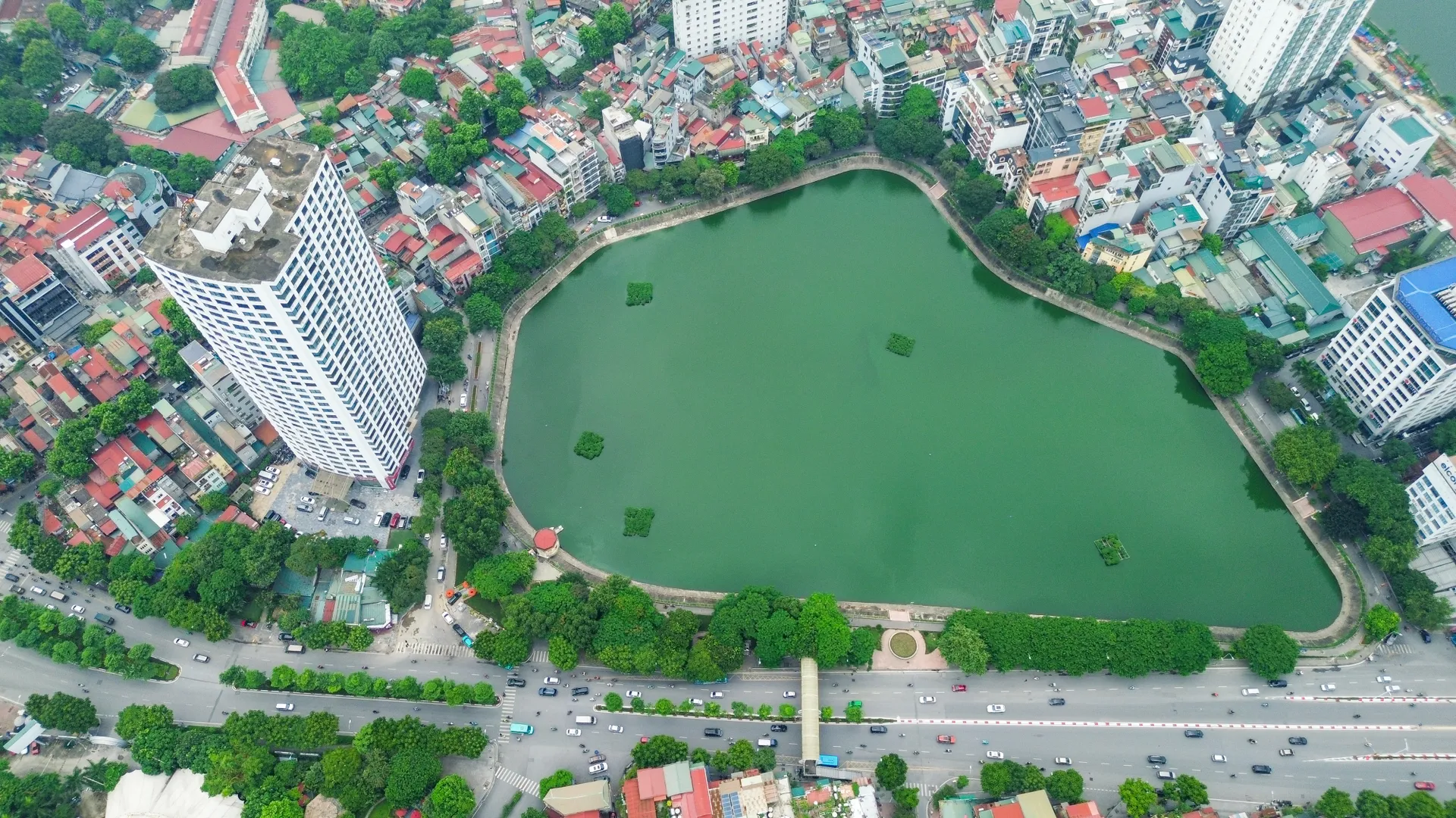Diện mạo hồ Ngọc Khánh trước khi cải tạo thành tuyến phố đi bộ thứ 7 của Hà Nội - Ảnh 2.