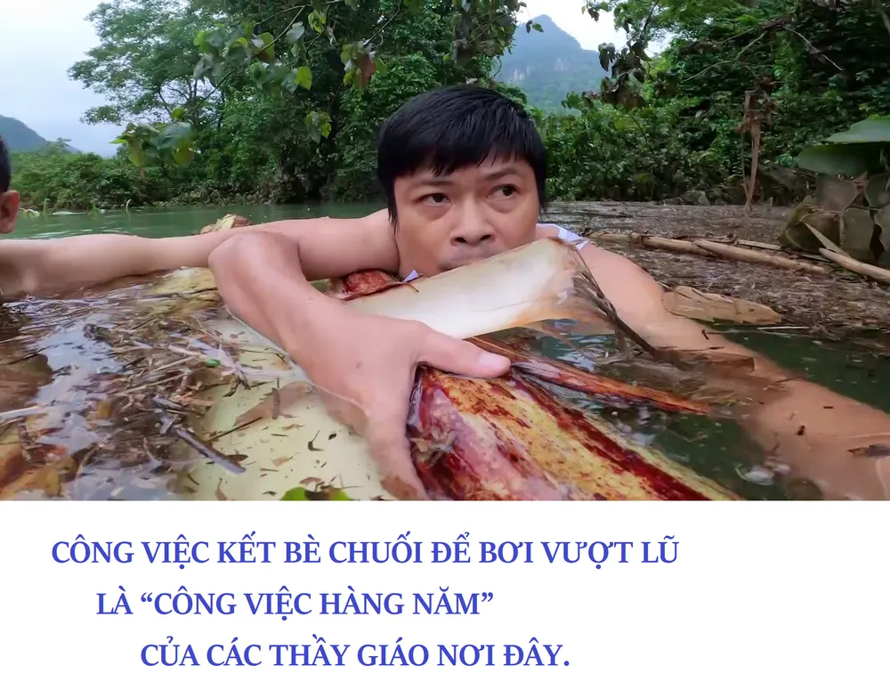 Thầy giáo kết bè chuối bơi vượt lũ tiếp tế lương thực cho học sinh - Ảnh 3.