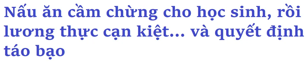 Thầy giáo kết bè chuối bơi vượt lũ tiếp tế lương thực cho học sinh - Ảnh 1.