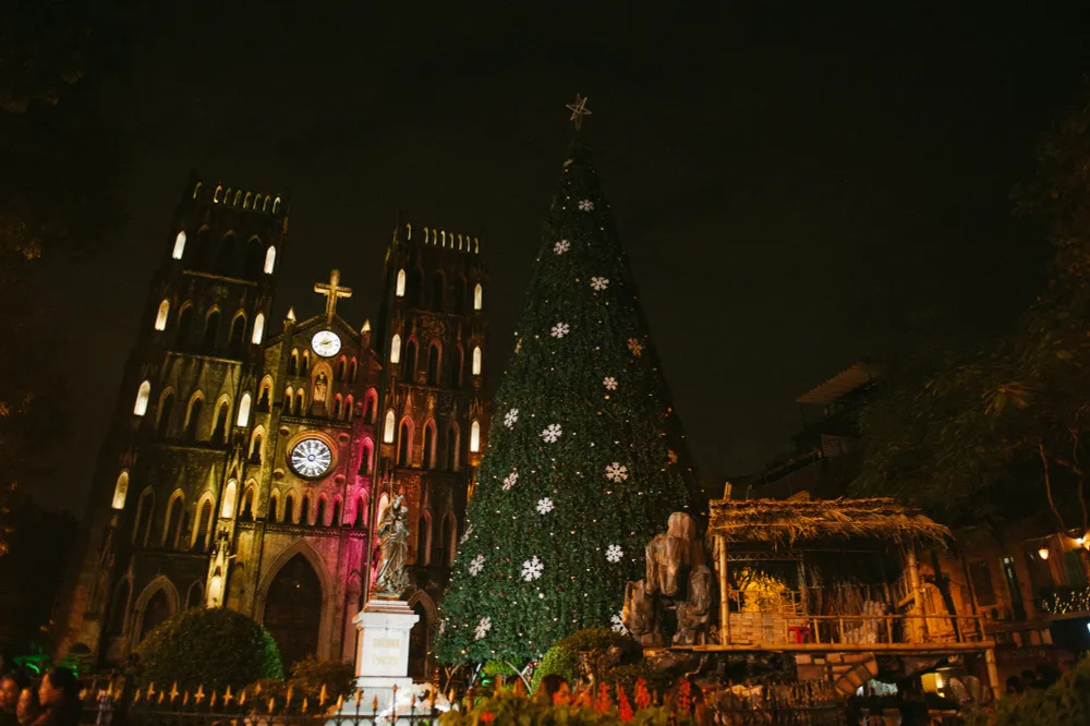 Không khí Giáng sinh tràn ngập phố phường Hà Nội - Ảnh 14.