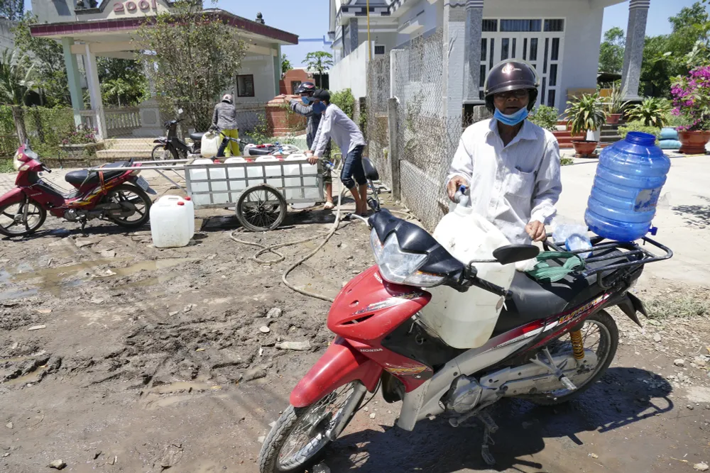 [Chùm ảnh] Tiền Giang điều sà lan chở nước cứu sầu riêng đang chết khát - Ảnh 15.