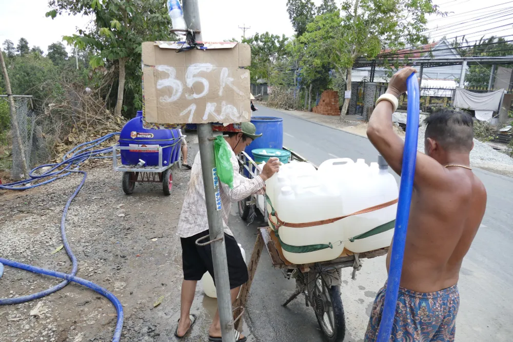 [Chùm ảnh] Tiền Giang điều sà lan chở nước cứu sầu riêng đang chết khát - Ảnh 13.