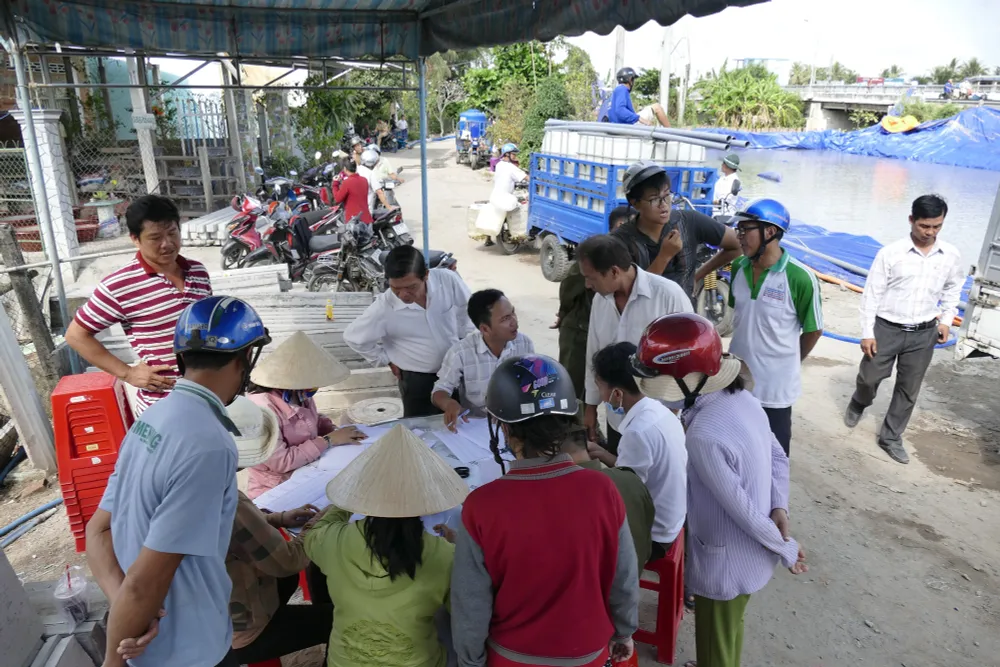 [Chùm ảnh] Tiền Giang điều sà lan chở nước cứu sầu riêng đang chết khát - Ảnh 5.