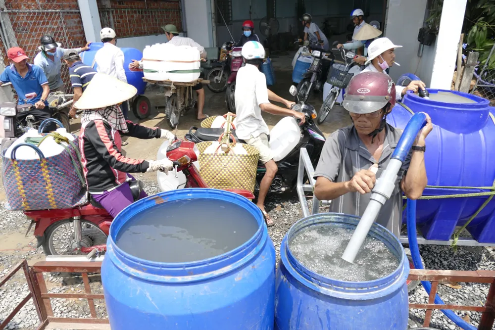 [Chùm ảnh] Tiền Giang điều sà lan chở nước cứu sầu riêng đang chết khát - Ảnh 14.