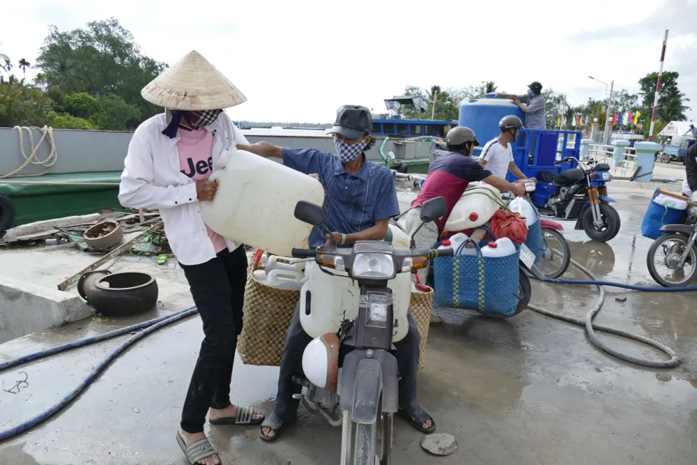 [Chùm ảnh] Tiền Giang điều sà lan chở nước cứu sầu riêng đang chết khát - Ảnh 11.