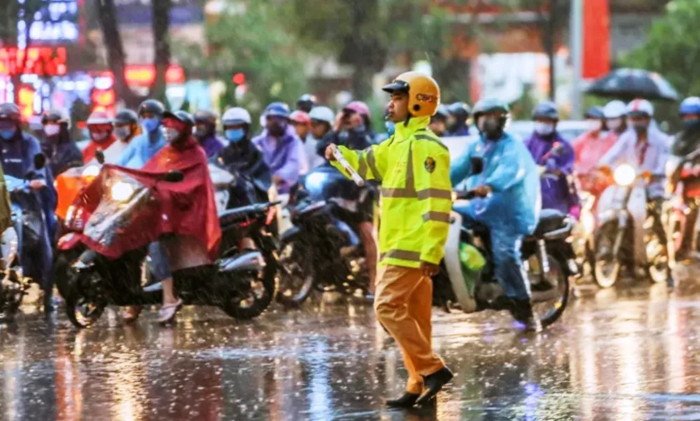 Mưa dông lớn đúng giờ tan tầm, nhiều tuyến phố Hà Nội tắc cứng - Ảnh 6.