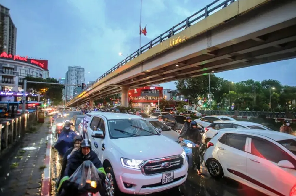 Mưa dông lớn đúng giờ tan tầm, nhiều tuyến phố Hà Nội tắc cứng - Ảnh 8.