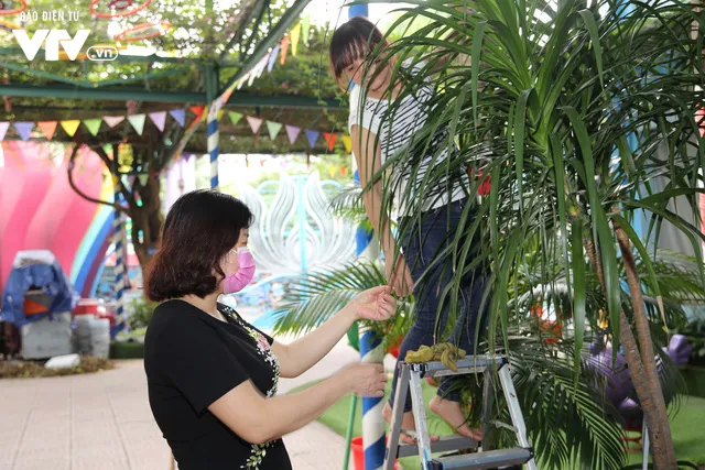 Cô giáo mầm non dùng vòi cứu hỏa làm sạch trường đón học sinh trở lại sau giãn cách xã hội - Ảnh 6.