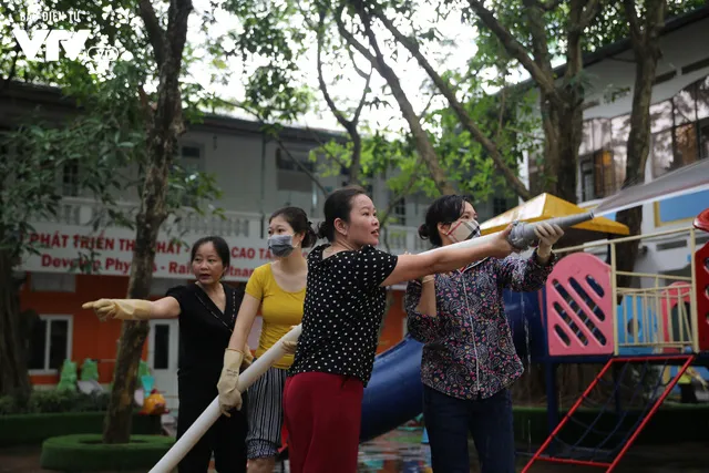 Cô giáo mầm non dùng vòi cứu hỏa làm sạch trường đón học sinh trở lại sau giãn cách xã hội - Ảnh 10.