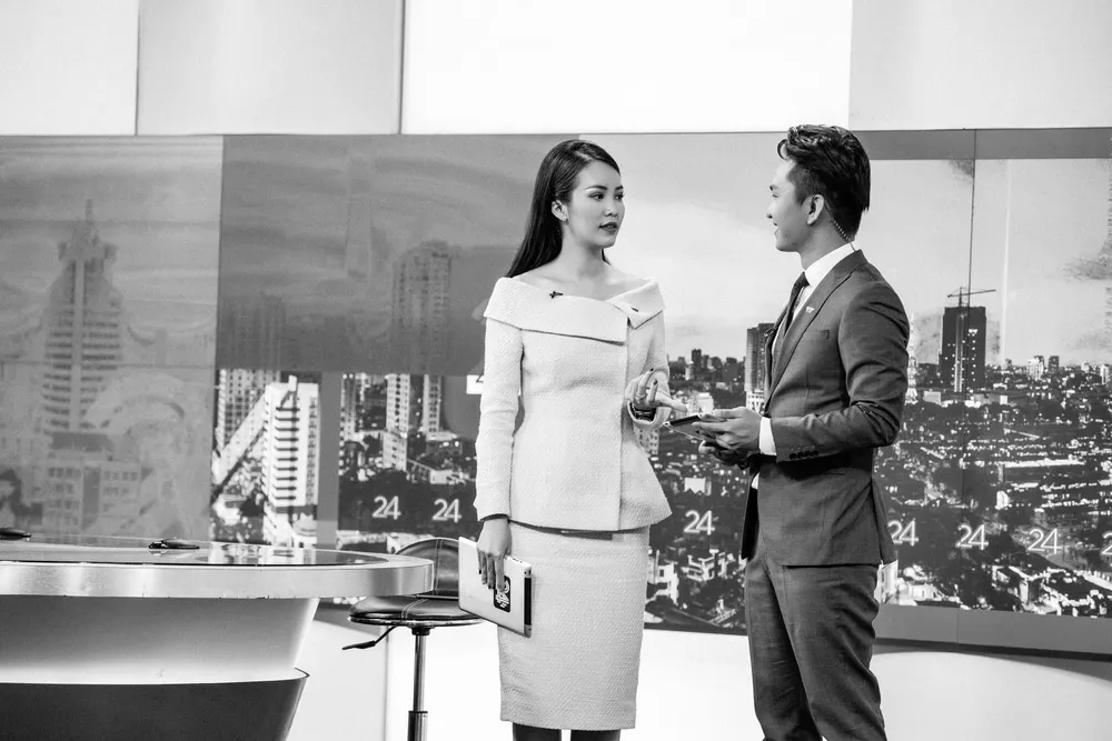 &Aacute;p lực mu&ocirc;n h&igrave;nh vạn trạng của những BTV, ph&oacute;ng vi&ecirc;n truyền h&igrave;nh - Ảnh 14.