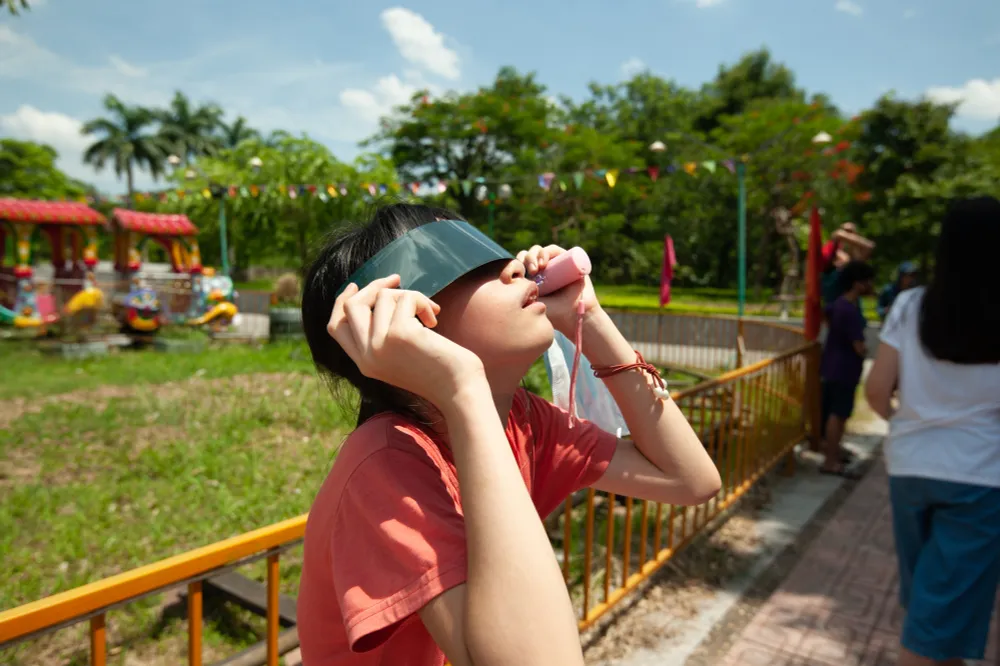 Bất chấp nắng nóng, người Hà Nội thích thú ngắm nhật thực hình khuyên hiếm thấy - Ảnh 22.