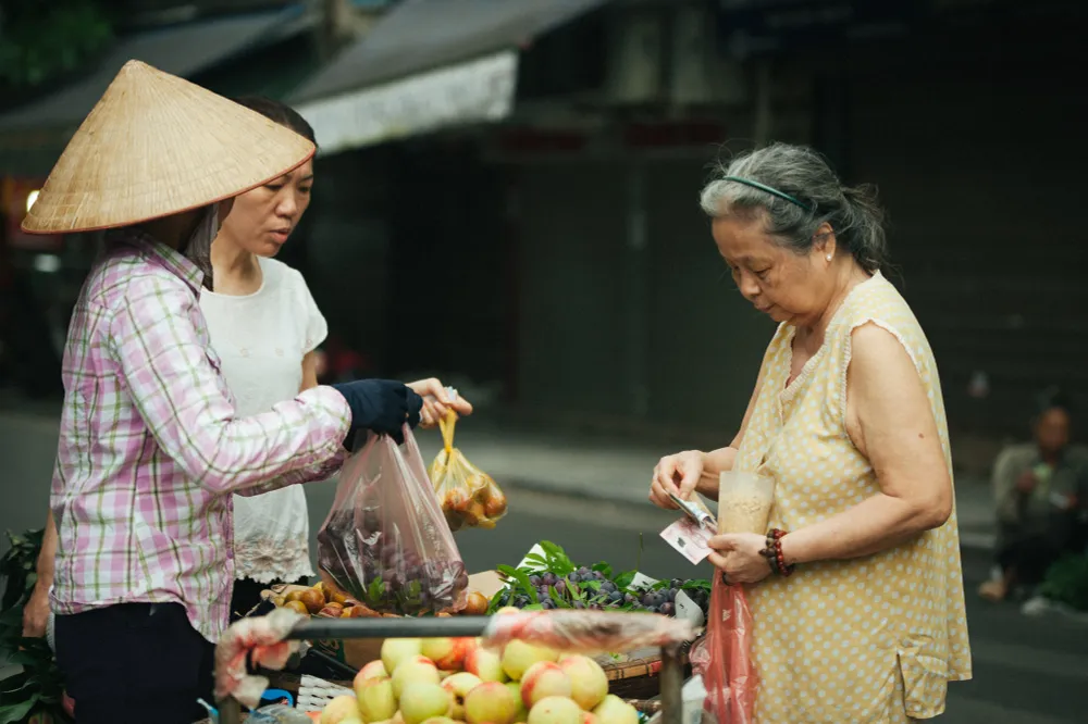 Người Hà Nội nhộn nhịp chuẩn bị tết Đoan Ngọ từ sáng sớm - Ảnh 12.