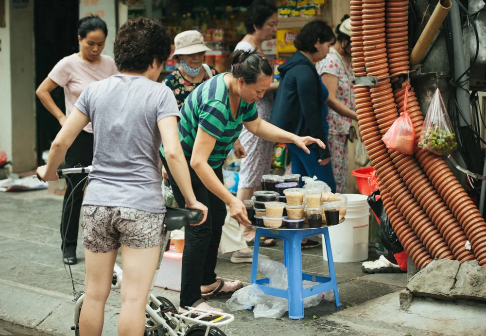 Người Hà Nội nhộn nhịp chuẩn bị tết Đoan Ngọ từ sáng sớm - Ảnh 9.