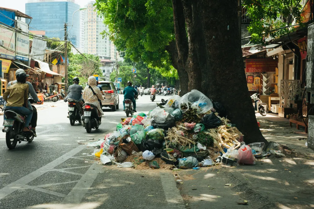 Phố phường Hà Nội ngập tràn trong biển rác - Ảnh 2.