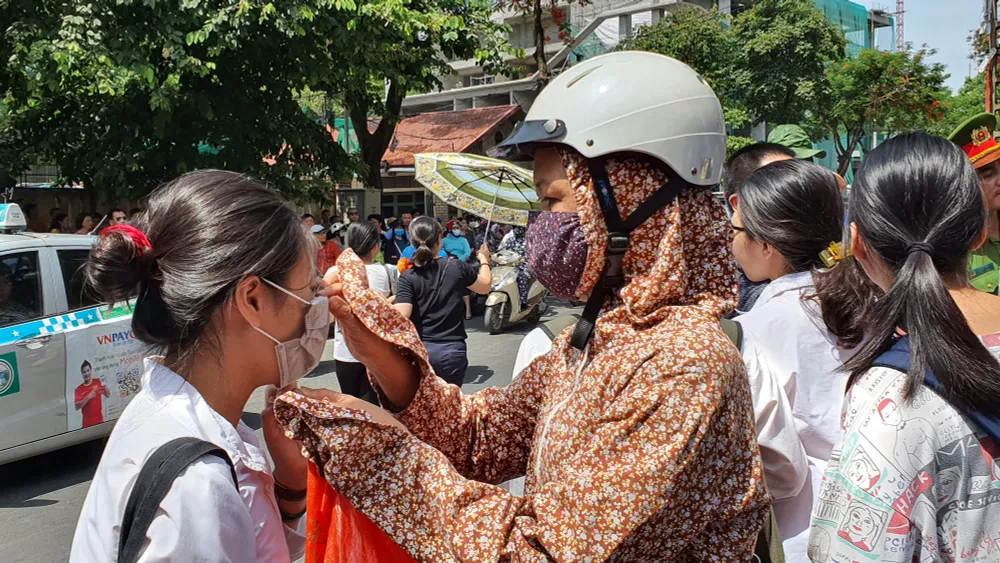 Thi Toán vào lớp 10 năm 2020 tại Hà Nội: Đề dễ, nhiều thí sinh tự tin giành điểm giỏi - Ảnh 14.