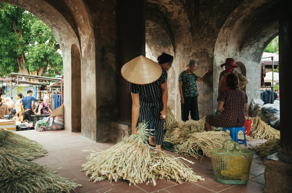 Tấp nập phiên chợ nón làng Chuông - Ảnh 4.