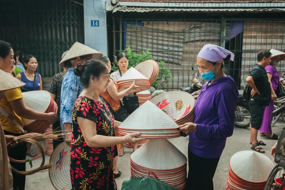 Tấp nập phiên chợ nón làng Chuông - Ảnh 12.