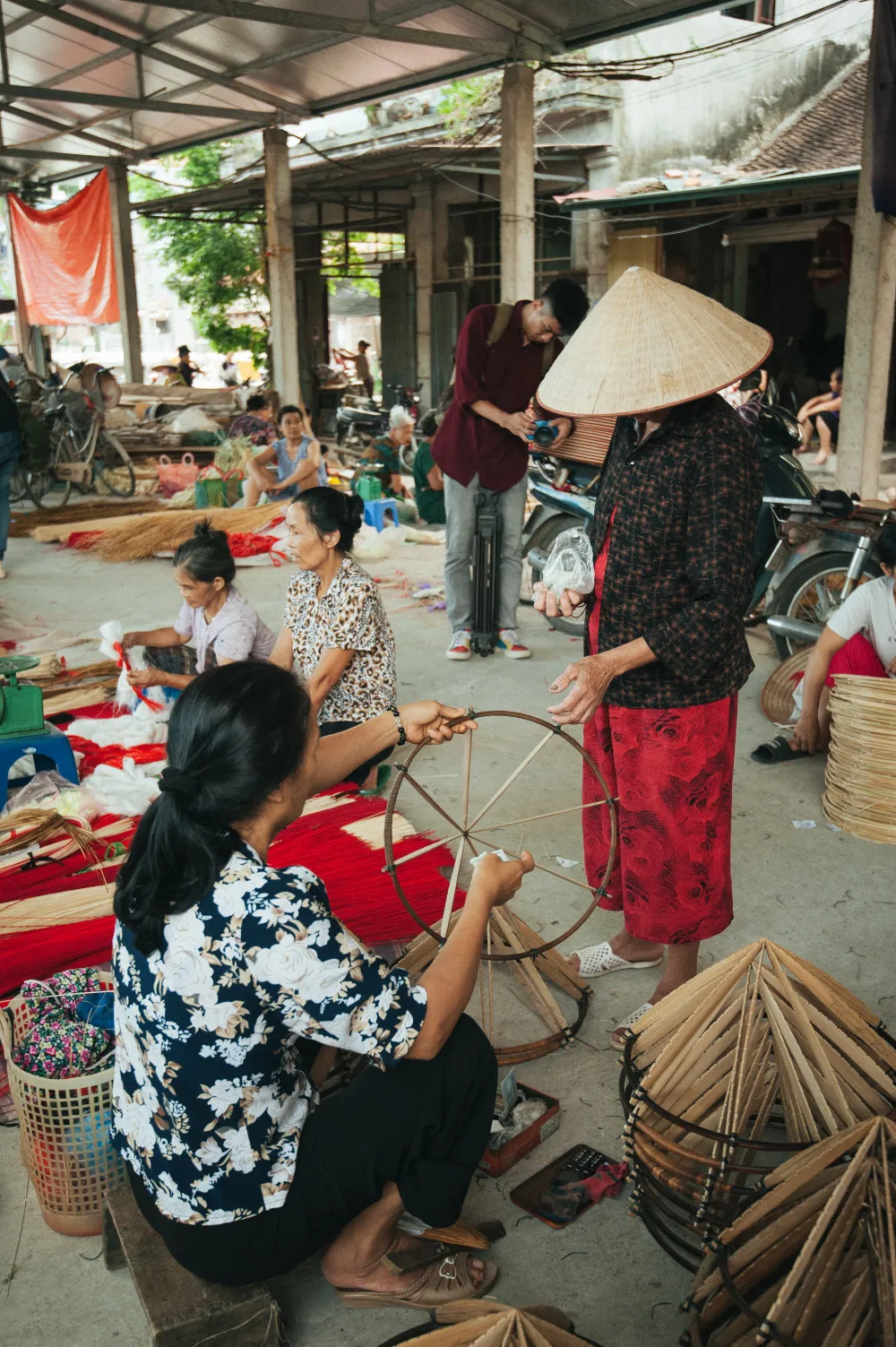 Tấp nập phiên chợ nón làng Chuông - Ảnh 11.