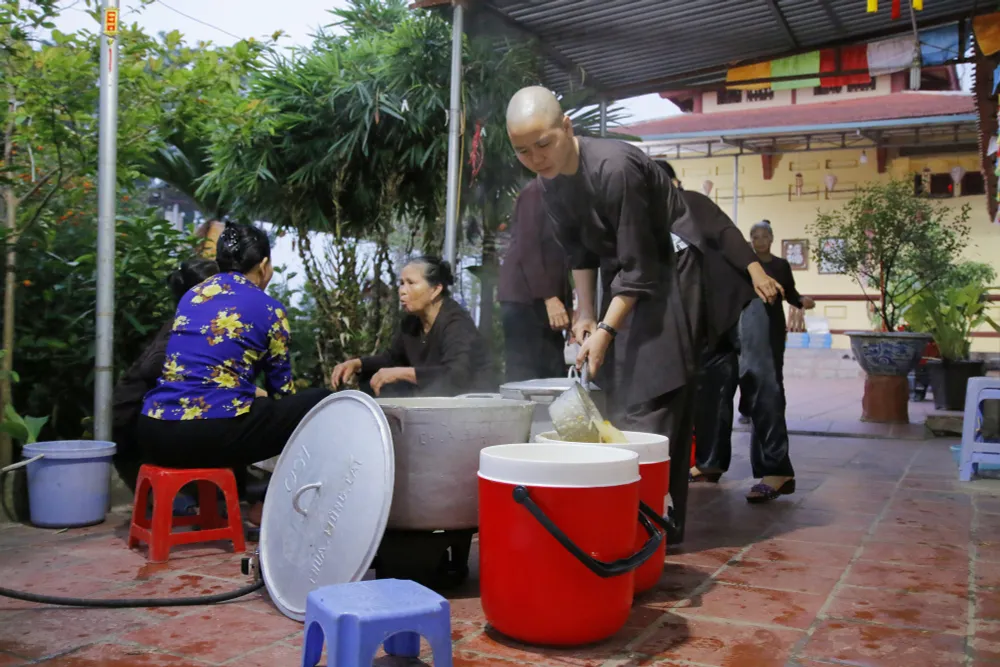 Trắng đêm nấu cháo từ thiện cho người nghèo nằm viện - Ảnh 5.