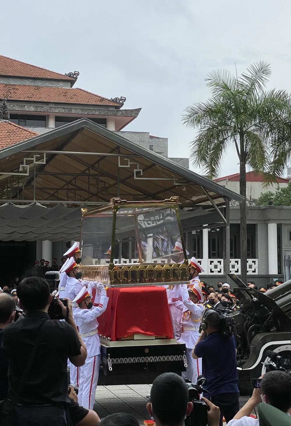 Linh xa đưa di hài nguyên Tổng Bí thư Lê Khả Phiêu về nơi an nghỉ - Ảnh 9.