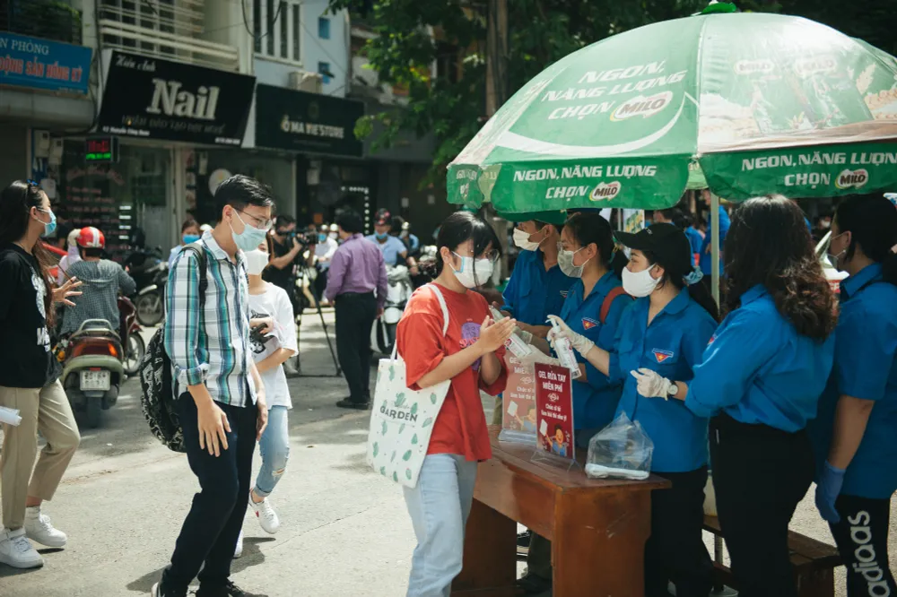 Thí sinh nghiêm túc chấp hành quy định giãn cách khi đến làm thủ tục thi tốt nghiệp THPT 2020 - Ảnh 1.