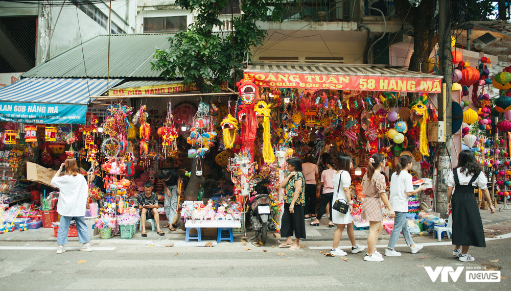 Phố Trung Thu rực rỡ, nhộn nhịp người đến check-in - Ảnh 10.