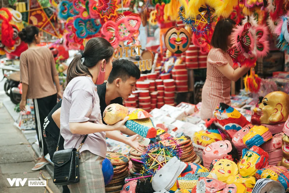 Phố Trung Thu rực rỡ, nhộn nhịp người đến check-in - Ảnh 3.