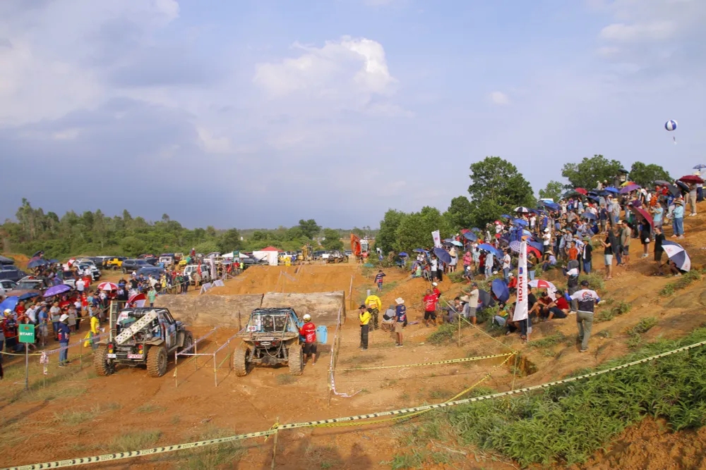 Hình ảnh đầy bùn đất từ giải offroad hành xe lớn nhất Việt Nam - Ảnh 3.