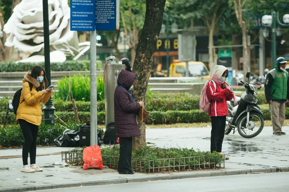 Muôn kiểu chống rét của người Hà Nội trong đợt rét đậm nhất đầu mùa - Ảnh 6.