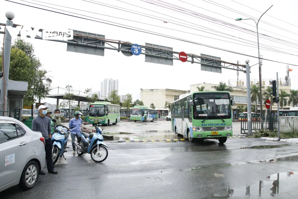 Ngày đầu xe bus hoạt động trở lại tại Hà Nội, tuân thủ nghiêm 5K - Ảnh 6.