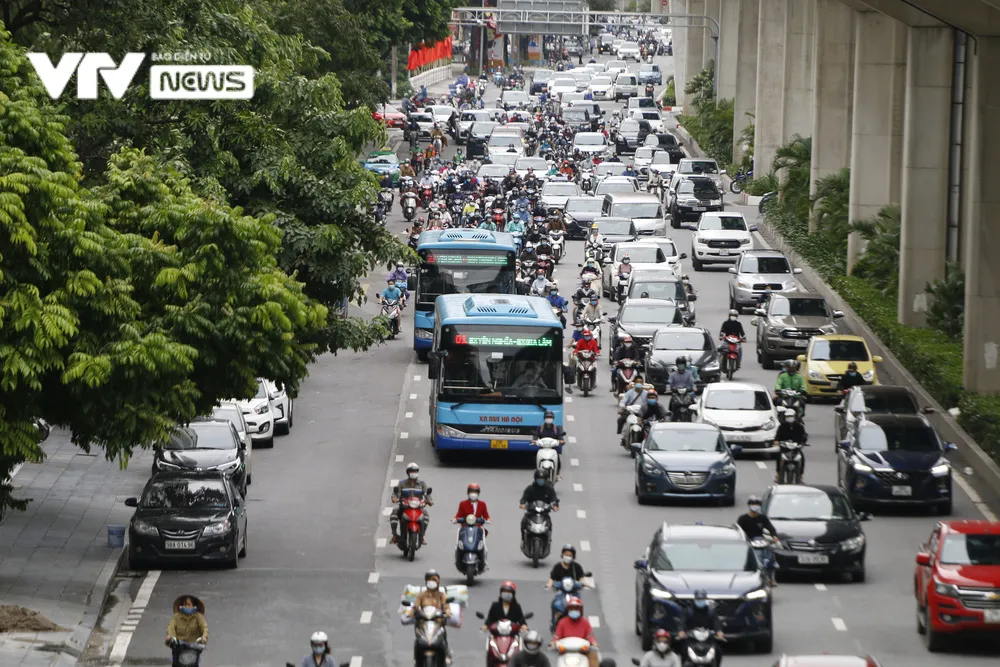 Ngày đầu xe bus hoạt động trở lại tại Hà Nội, tuân thủ nghiêm 5K - Ảnh 1.