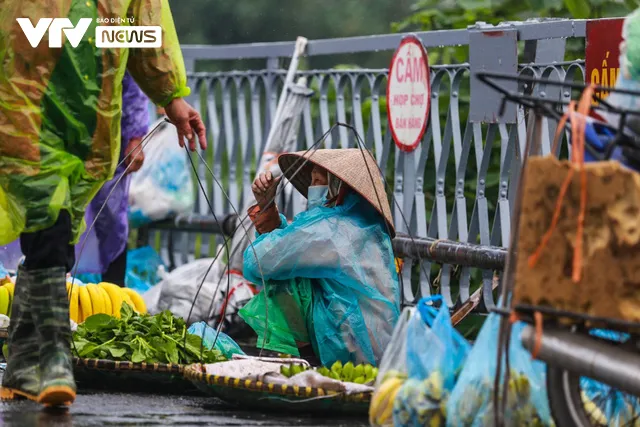 Người lao động mưu sinh trong giá rét đầu mùa - Ảnh 1.