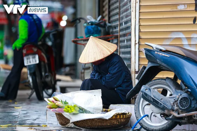 Người lao động mưu sinh trong giá rét đầu mùa - Ảnh 10.