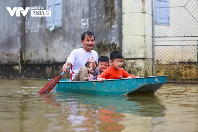 Hà Nội: Thôn nhỏ ngập sâu vì mưa lớn kéo dài, người dân phải di chuyển bằng... thuyền - Ảnh 12.