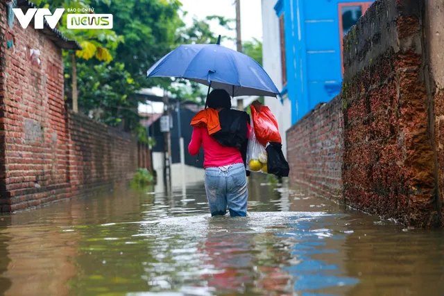 Hà Nội: Thôn nhỏ ngập sâu vì mưa lớn kéo dài, người dân phải di chuyển bằng... thuyền - Ảnh 4.