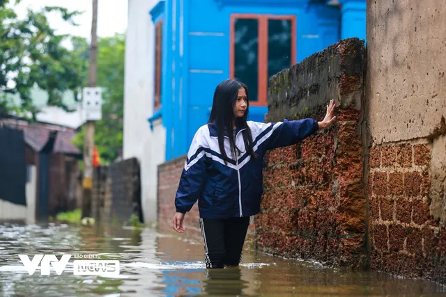 Hà Nội: Thôn nhỏ ngập sâu vì mưa lớn kéo dài, người dân phải di chuyển bằng... thuyền - Ảnh 7.