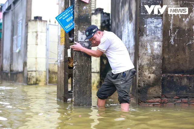 Hà Nội: Thôn nhỏ ngập sâu vì mưa lớn kéo dài, người dân phải di chuyển bằng... thuyền - Ảnh 8.