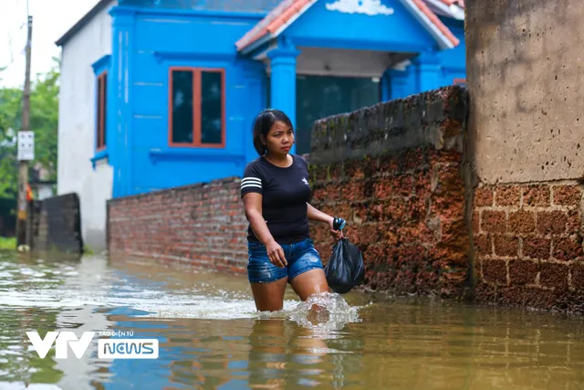 Hà Nội: Thôn nhỏ ngập sâu vì mưa lớn kéo dài, người dân phải di chuyển bằng... thuyền - Ảnh 9.