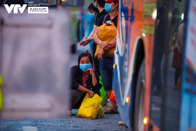 Xa xôi hành trình vượt ngàn cây số để về quê của những em nhỏ trên lưng mẹ - Ảnh 14.