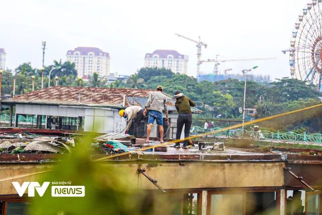 Cận cảnh dỡ bỏ “nghĩa địa du thuyền” hoang phế nhiều năm ở Hồ Tây - Ảnh 1.