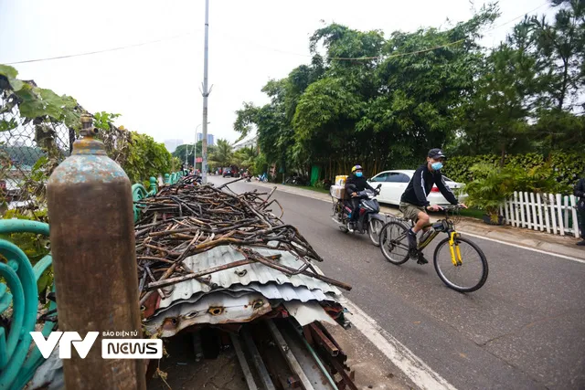 Cận cảnh dỡ bỏ “nghĩa địa du thuyền” hoang phế nhiều năm ở Hồ Tây - Ảnh 12.