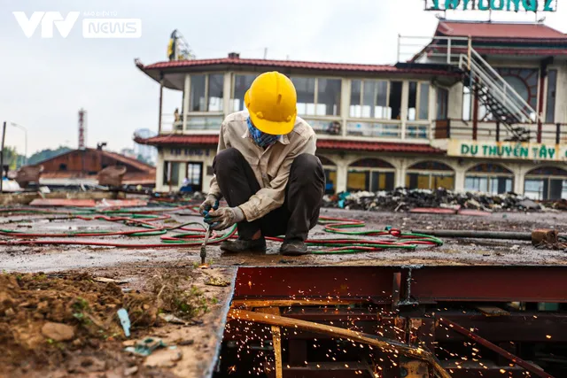 Cận cảnh dỡ bỏ “nghĩa địa du thuyền” hoang phế nhiều năm ở Hồ Tây - Ảnh 2.