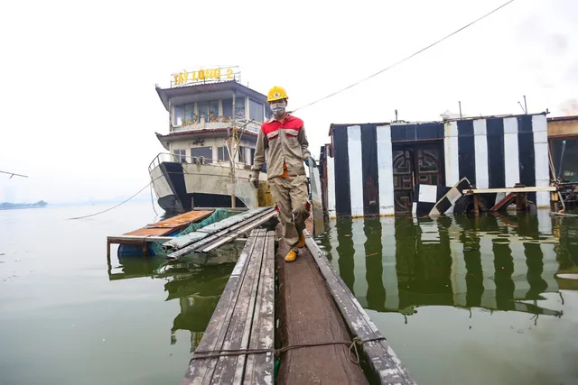 Cận cảnh dỡ bỏ “nghĩa địa du thuyền” hoang phế nhiều năm ở Hồ Tây - Ảnh 5.