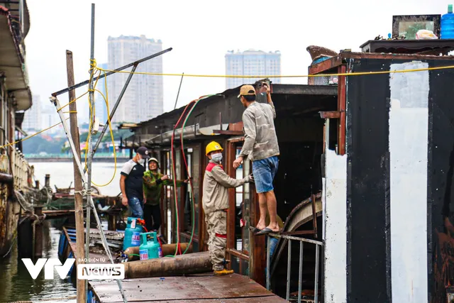 Cận cảnh dỡ bỏ “nghĩa địa du thuyền” hoang phế nhiều năm ở Hồ Tây - Ảnh 9.