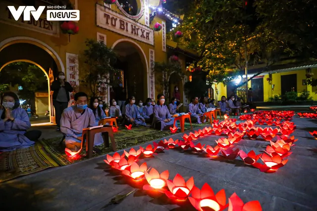 Chư tăng, phật tử thắp đèn cầu siêu cho đồng bào, chiến sĩ tử vong vì đại dịch COVID-19 - Ảnh 17.