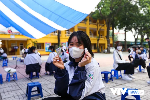 Học sinh ngoại thành Hà Nội hào hứng đi tiêm phòng vaccine COVID-19 - Ảnh 13.