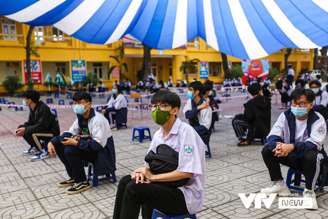 Học sinh ngoại thành Hà Nội hào hứng đi tiêm phòng vaccine COVID-19 - Ảnh 15.