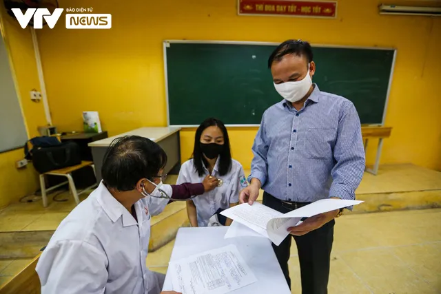 Học sinh ngoại thành Hà Nội hào hứng đi tiêm phòng vaccine COVID-19 - Ảnh 8.